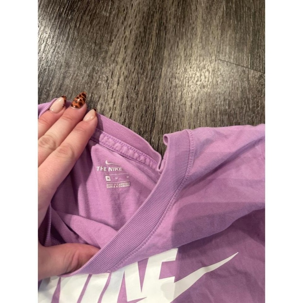 Nike women's T Shirt Lavender Logo Graphic Tee Size M - Picture 3 of 3